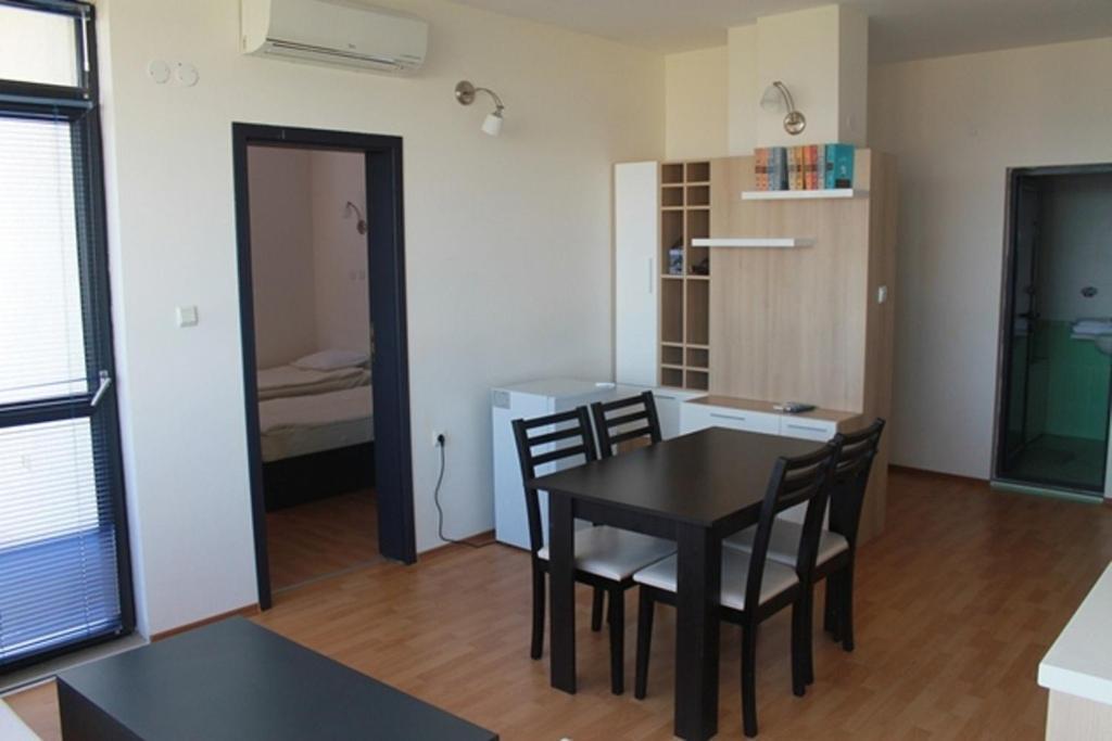 Dilov Apartments in Yalta Goudstrand Kamer foto