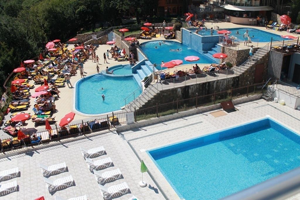 Dilov Apartments in Yalta Goudstrand Buitenkant foto